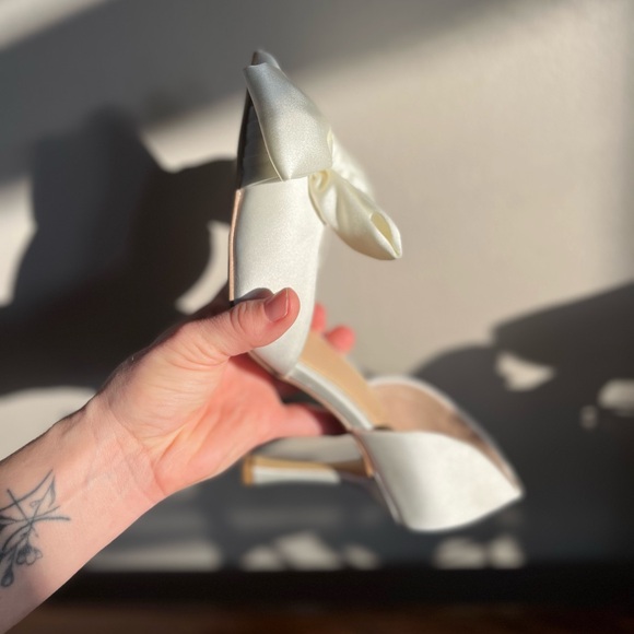 Elegant Jewel Badgley Mischka White Bow Bridal Pumps - Picture 6 of 15